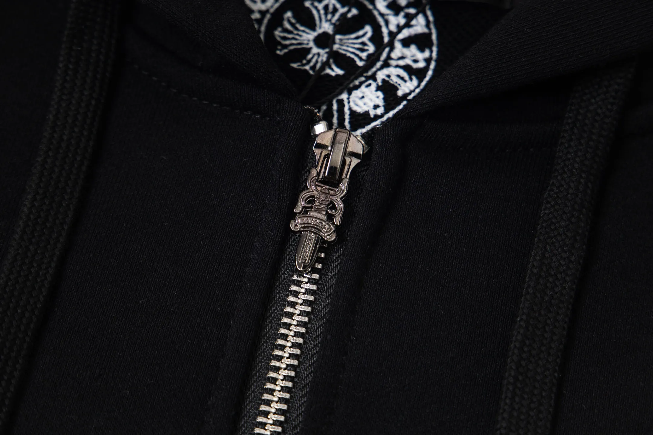 P280 Style number: Y265 Chrome Hearts Deadly Doll co-branded comic girl zipper long-sleeved hooded sweatshirt jacket. Heavy production. Scan the QR code to enter the official website in seconds. All customized originals are the same. Many details. What you see is what you get. Look for the exclusive background. Zhengerbajing 500g pure cotton large terry fabric. All fabrics have been shrunk in advance. Quality first. What you see is what you get. The pattern will not change after one wash. Distinguish some disposable clothes in the market. Three standards The packaging is complete, all original versions are restored and customized, the same style for men and women is versatile, a more classic version, the version is very unique, hangtag, hanging particles, washed, packaging bag, full set of accessories, very good appearance, super exquisite workmanship, color: black, size: S-XL